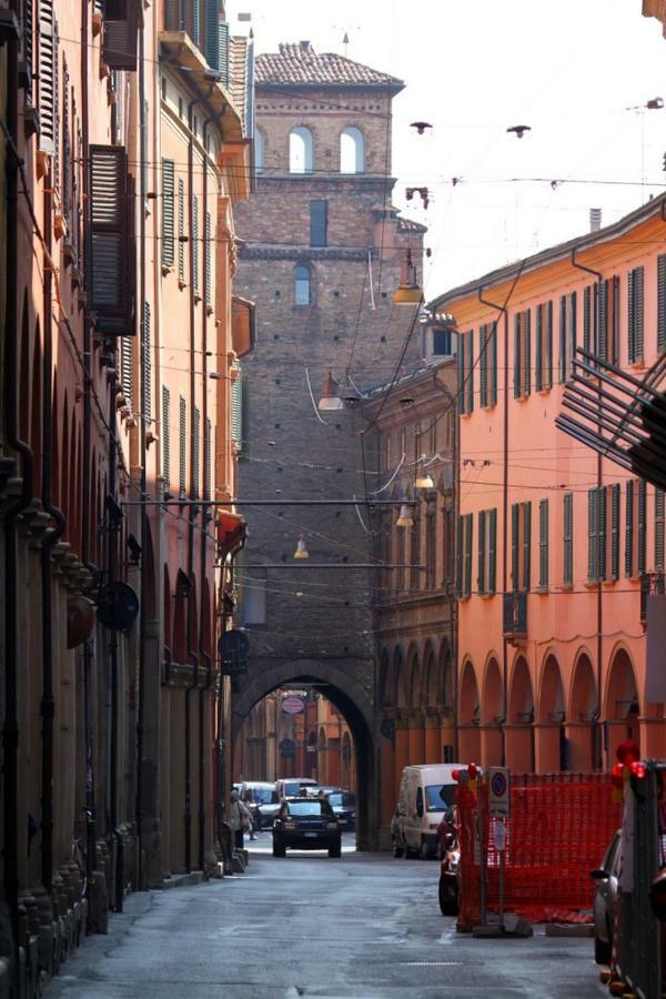 University Beb Bologna Acomodação com café da manhã Exterior foto